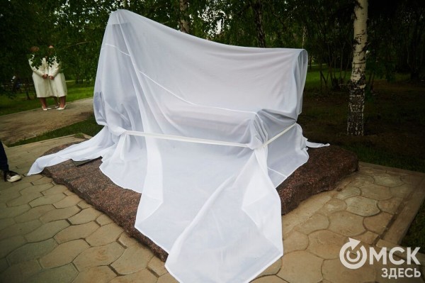 Первый памятник поэту Аркадию Кутилову, до сих пор вызывающему споры, открыли в Омске