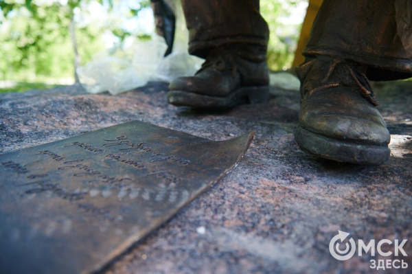 Первый памятник поэту Аркадию Кутилову, до сих пор вызывающему споры, открыли в Омске
