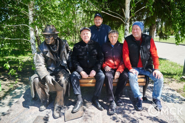 Что там скрыто? В сквере напротив ОмГУПСа появилась таинственная лавочка Что там скрыто? В сквере напротив ОмГУПСа появилась таинственная лавочка