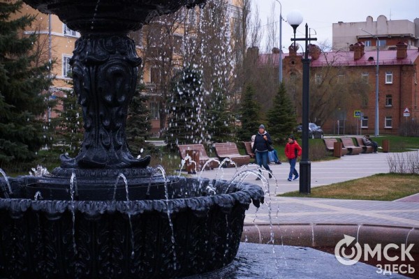 Поплескаться в воде, несмотря на тучи. В Омске открыли сезон фонтанов