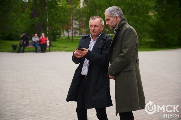 Первый памятник поэту Аркадию Кутилову, до сих пор вызывающему споры, открыли в Омске