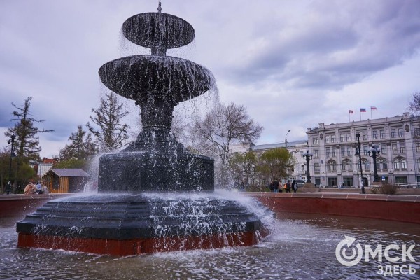 Поплескаться в воде, несмотря на тучи. В Омске открыли сезон фонтанов