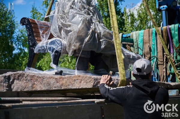 Что там скрыто? В сквере напротив ОмГУПСа появилась таинственная лавочка Что там скрыто? В сквере напротив ОмГУПСа появилась таинственная лавочка