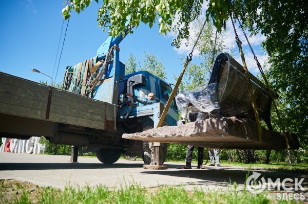 Что там скрыто? В сквере напротив ОмГУПСа появилась таинственная лавочка Что там скрыто? В сквере напротив ОмГУПСа появилась таинственная лавочка