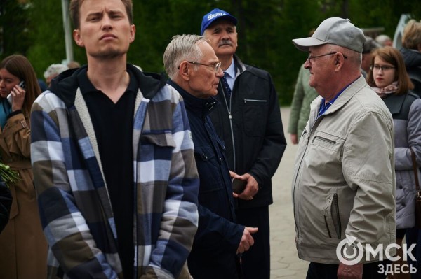 Первый памятник поэту Аркадию Кутилову, до сих пор вызывающему споры, открыли в Омске