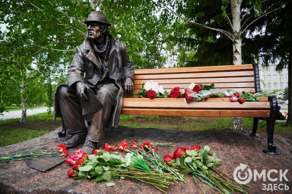 Первый памятник поэту Аркадию Кутилову, до сих пор вызывающему споры, открыли в Омске