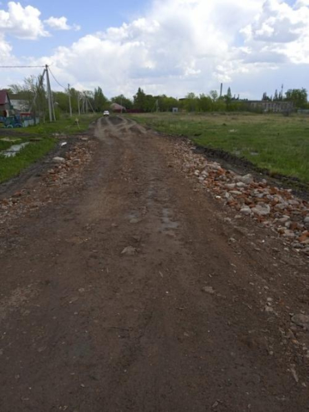 Камни «проткновения»: грунтовую дорогу в Омской области укрепили до скрежета Камни «проткновения»: грунтовую дорогу в Омской области укрепили до скрежета