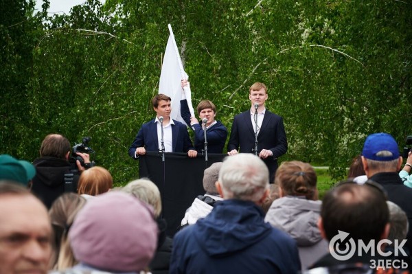 Первый памятник поэту Аркадию Кутилову, до сих пор вызывающему споры, открыли в Омске