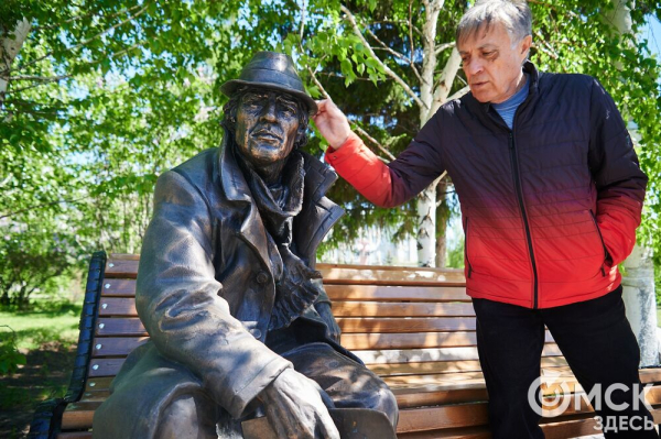 Что там скрыто? В сквере напротив ОмГУПСа появилась таинственная лавочка Что там скрыто? В сквере напротив ОмГУПСа появилась таинственная лавочка