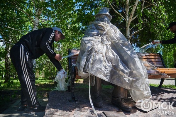 Что там скрыто? В сквере напротив ОмГУПСа появилась таинственная лавочка Что там скрыто? В сквере напротив ОмГУПСа появилась таинственная лавочка