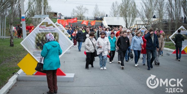 Ни дождь, ни ветер не помешали омичам отметить 9 Мая в парке Победы