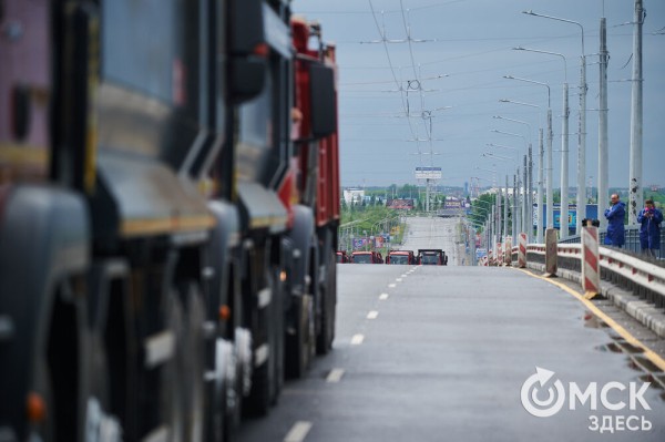 Отремонтированный Ленинградский мост тестируют десятками гружёных грузовиков