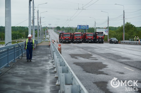 Отремонтированный Ленинградский мост тестируют десятками гружёных грузовиков