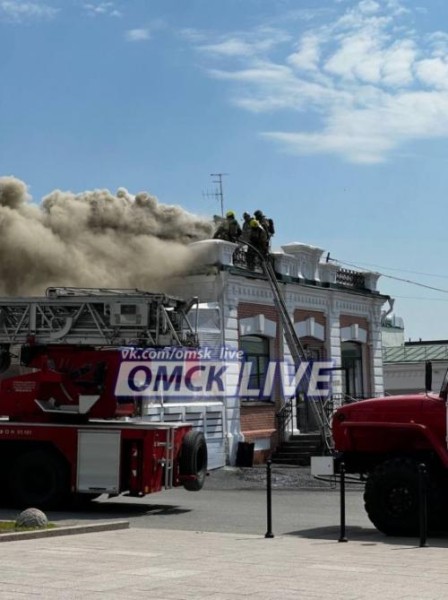 В центре Омска полыхает грузинский ресторан