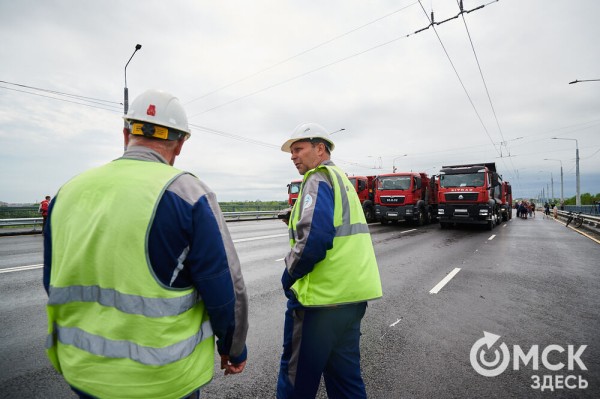 Отремонтированный Ленинградский мост тестируют десятками гружёных грузовиков