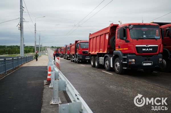 Отремонтированный Ленинградский мост тестируют десятками гружёных грузовиков