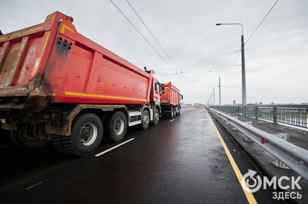 Отремонтированный Ленинградский мост тестируют десятками гружёных грузовиков