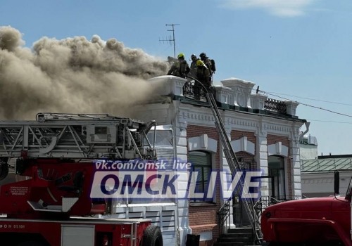 В центре Омска полыхает грузинский ресторан