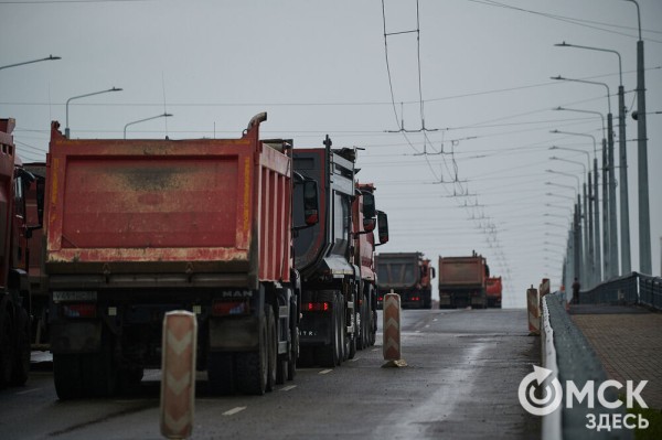 Отремонтированный Ленинградский мост тестируют десятками гружёных грузовиков