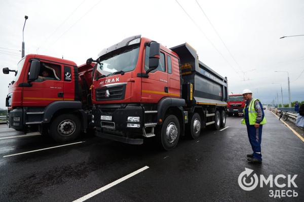 Отремонтированный Ленинградский мост тестируют десятками гружёных грузовиков