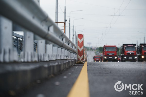 Отремонтированный Ленинградский мост тестируют десятками гружёных грузовиков