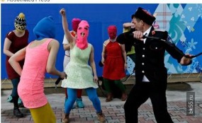 Казаки в Сочи избили девушек из Pussy Riot плётками 