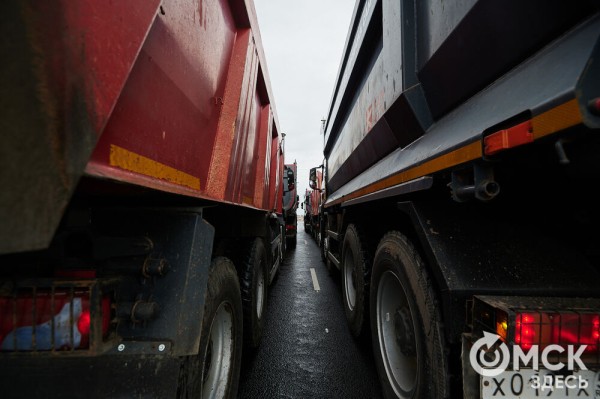 Отремонтированный Ленинградский мост тестируют десятками гружёных грузовиков