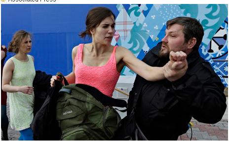 Казаки в Сочи избили девушек из Pussy Riot плётками 