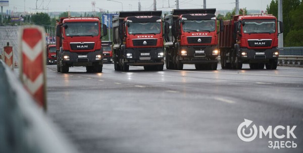 Отремонтированный Ленинградский мост тестируют десятками гружёных грузовиков