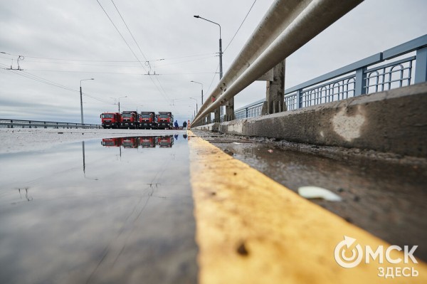 Отремонтированный Ленинградский мост тестируют десятками гружёных грузовиков