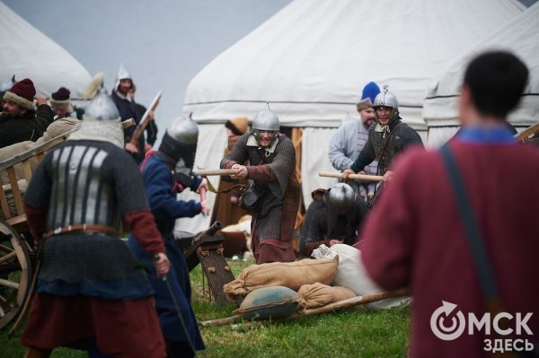 Летали стрелы и гремели ружья: в Омской крепости прошёл бой