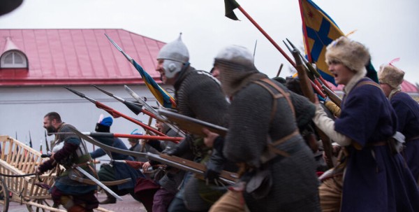 В День России омичей зовут в Омскую крепость отведать кашу и поиграть в лазертаг В День России омичей зовут в Омскую крепость отведать кашу и поиграть в лазертаг