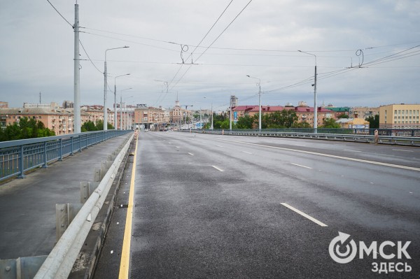 Отремонтированный Ленинградский мост тестируют десятками гружёных грузовиков