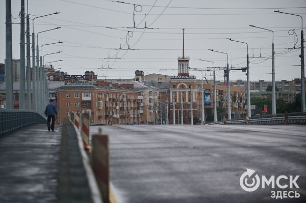 Отремонтированный Ленинградский мост тестируют десятками гружёных грузовиков