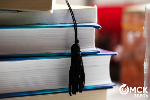 "Хочешь изменить мир - позаботься о качестве своего текста". Чем живут современные писатели?