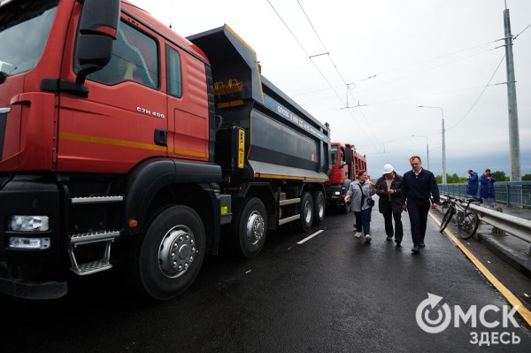 Отремонтированный Ленинградский мост тестируют десятками гружёных грузовиков