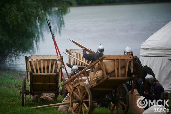 Летали стрелы и гремели ружья: в Омской крепости прошёл бой