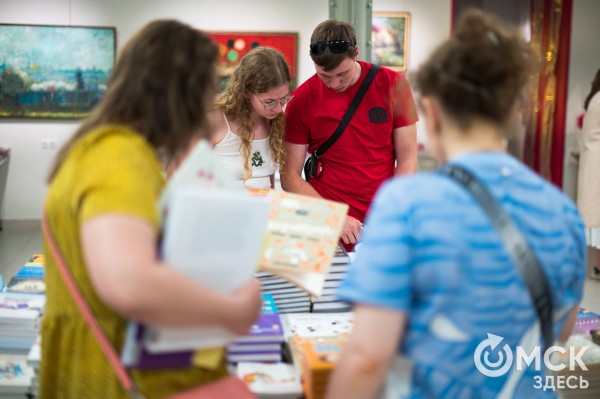 "Хочешь изменить мир - позаботься о качестве своего текста". Чем живут современные писатели?