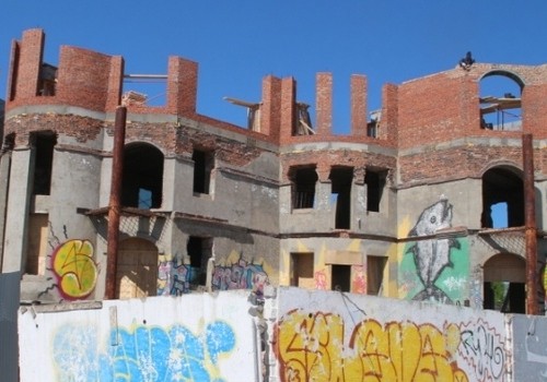 Печально известный коттедж-недострой на «Зеленом острове» решили завершить Печально известный коттедж-недострой на «Зеленом острове» решили завершить