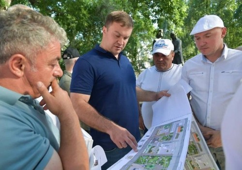 Хоценко сходил в городской сад, где строители повредили корни деревьев Хоценко сходил в городской сад, где строители повредили корни деревьев