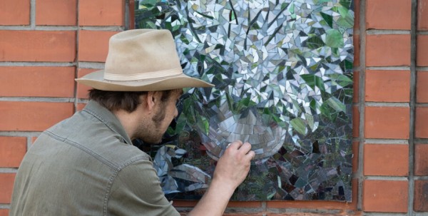 Рядом с омским музеем "зацвела" мозаичная сирень Рядом с омским музеем "зацвела" мозаичная сирень