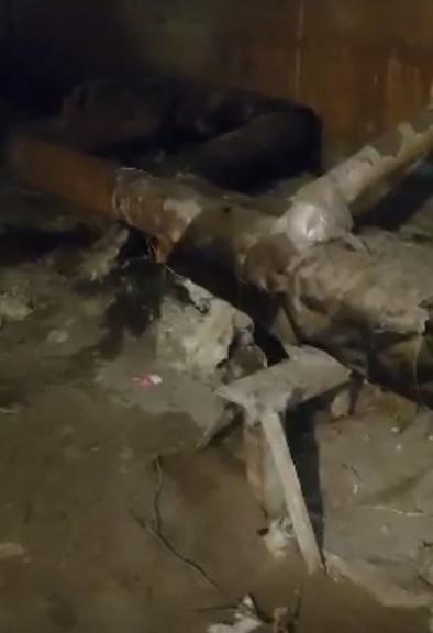 Жители старой пятиэтажки в Омске опасаются обвала пола первого этажа