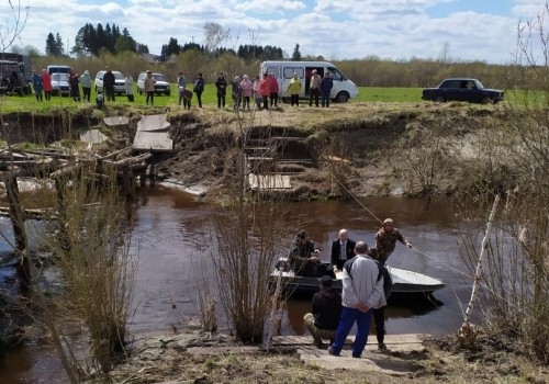 В Омской области гроб с телом ветерана ВОВ пришлось перевозить на лодке в отсутствии переправы