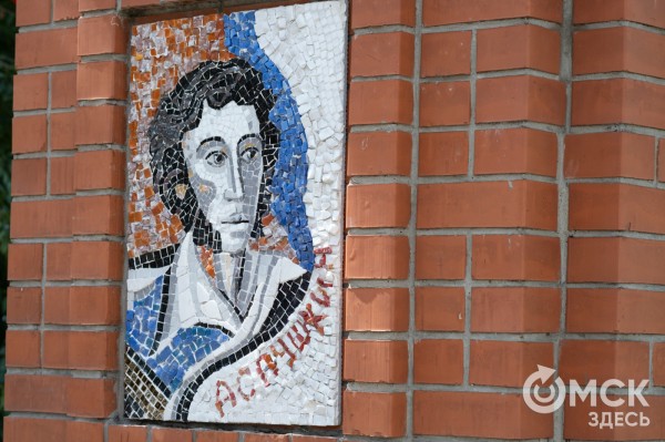 Рядом с омским музеем "зацвела" мозаичная сирень Рядом с омским музеем "зацвела" мозаичная сирень