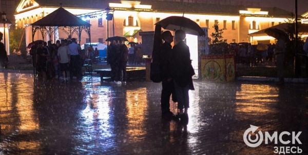 За полдня на Омск вылилась декадная норма осадков За полдня на Омск вылилась декадная норма осадков