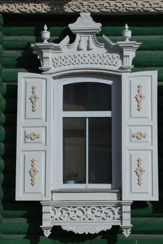 В Омске вандалы повредили знаменитый деревянный особняк на ул. Гусарова