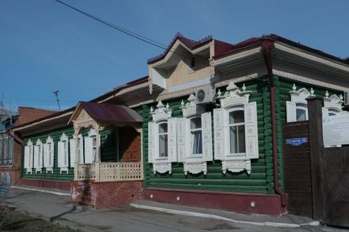 В Омске вандалы повредили знаменитый деревянный особняк на ул. Гусарова