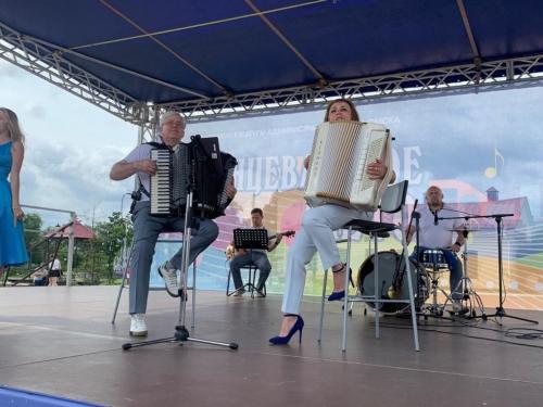 Пикник, караоке и пенная дискотека: на «Большие семейные выходные» пришли более 20 тысяч омичей Пикник, караоке и пенная дискотека: на «Большие семейные выходные» пришли более 20 тысяч омичей