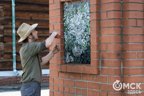 Рядом с омским музеем "зацвела" мозаичная сирень Рядом с омским музеем "зацвела" мозаичная сирень