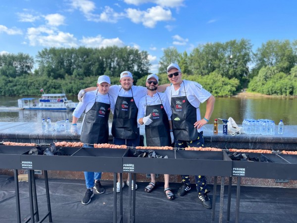 Почти полкилометра. Омские шеф-повара помогли создать самый большой в России шашлык